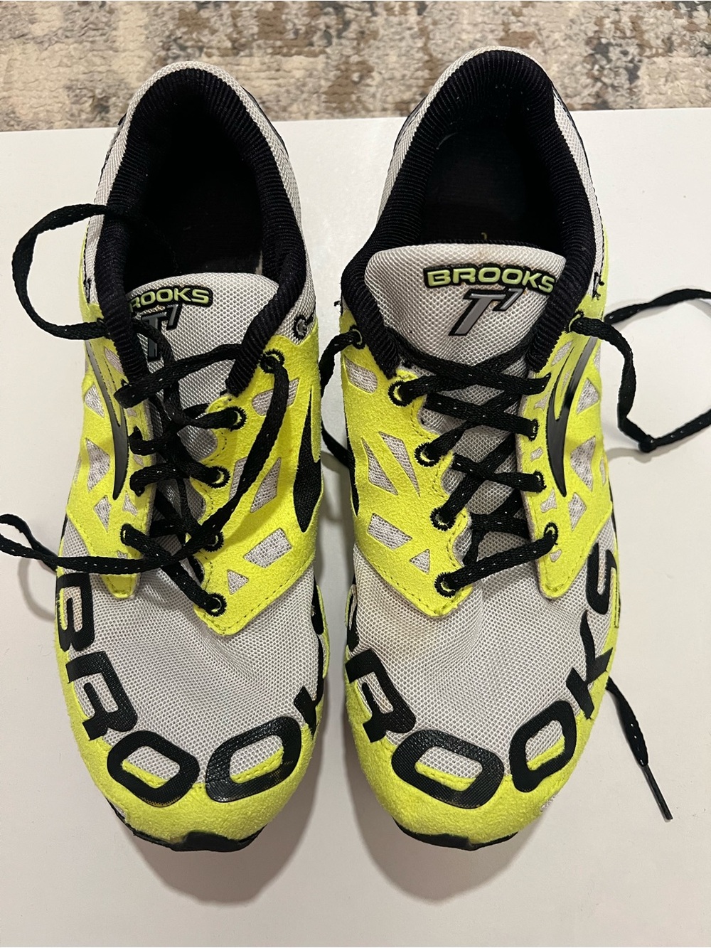 Brooks Neon Yellow White T7 Running Sneakers; size 7.5